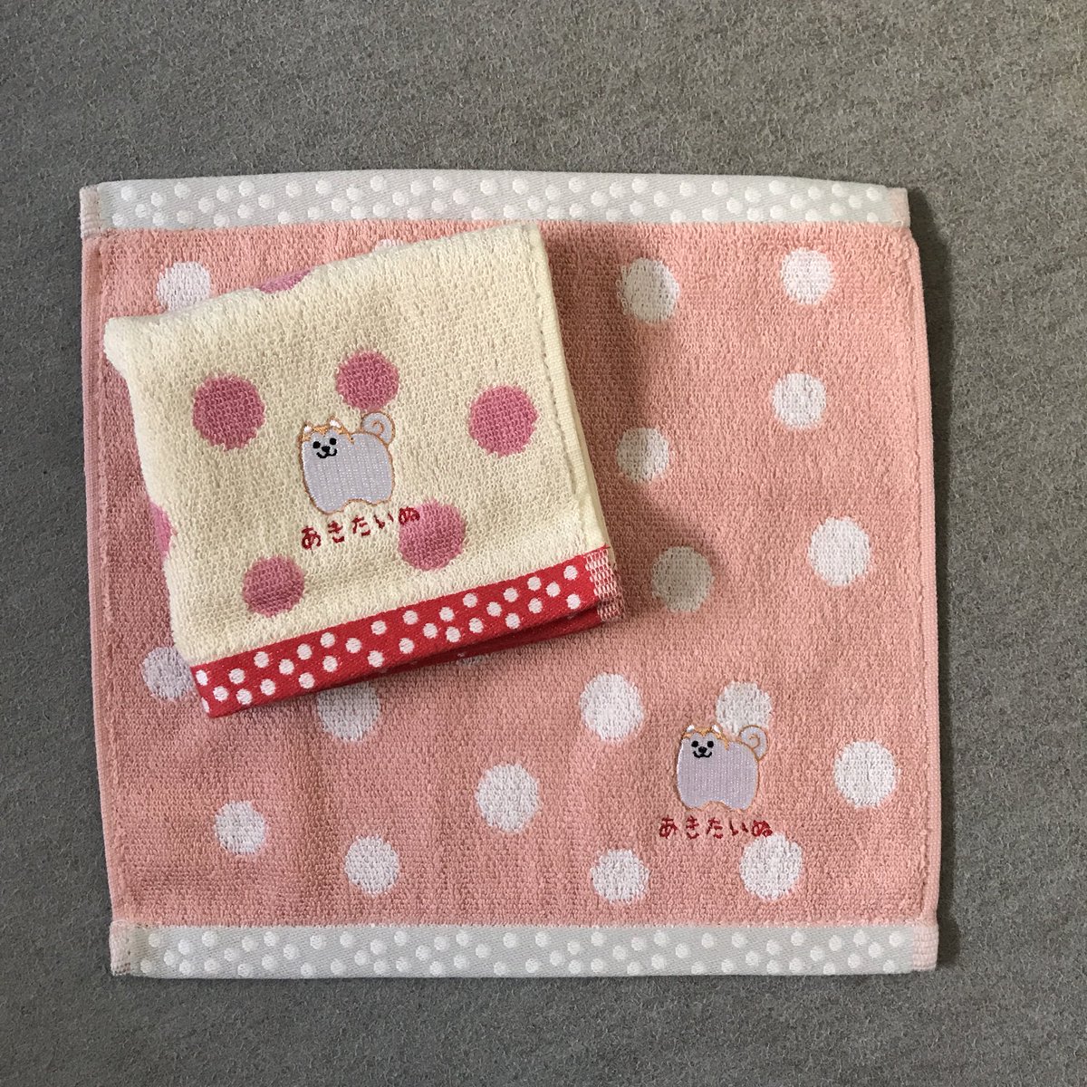 K2kitano Kyoyu 京佑 秋田犬の刺繍タオル入荷 なんだろう このおもしろかわいい感じ 笑 秋田犬 刺繍 タオルハンカチ 餅犬と呼ばれてる