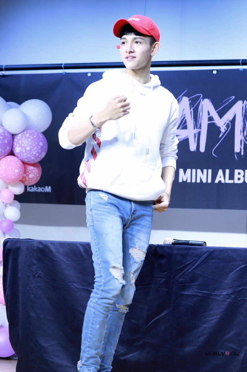 Muelvone's tweet photo. 180505 ONE signing event

@bravepunch0117 
#사무엘 #kimSamuel #SAMUEL_ONE #Samuel #ONE https://t.co/Re41SckLf9
