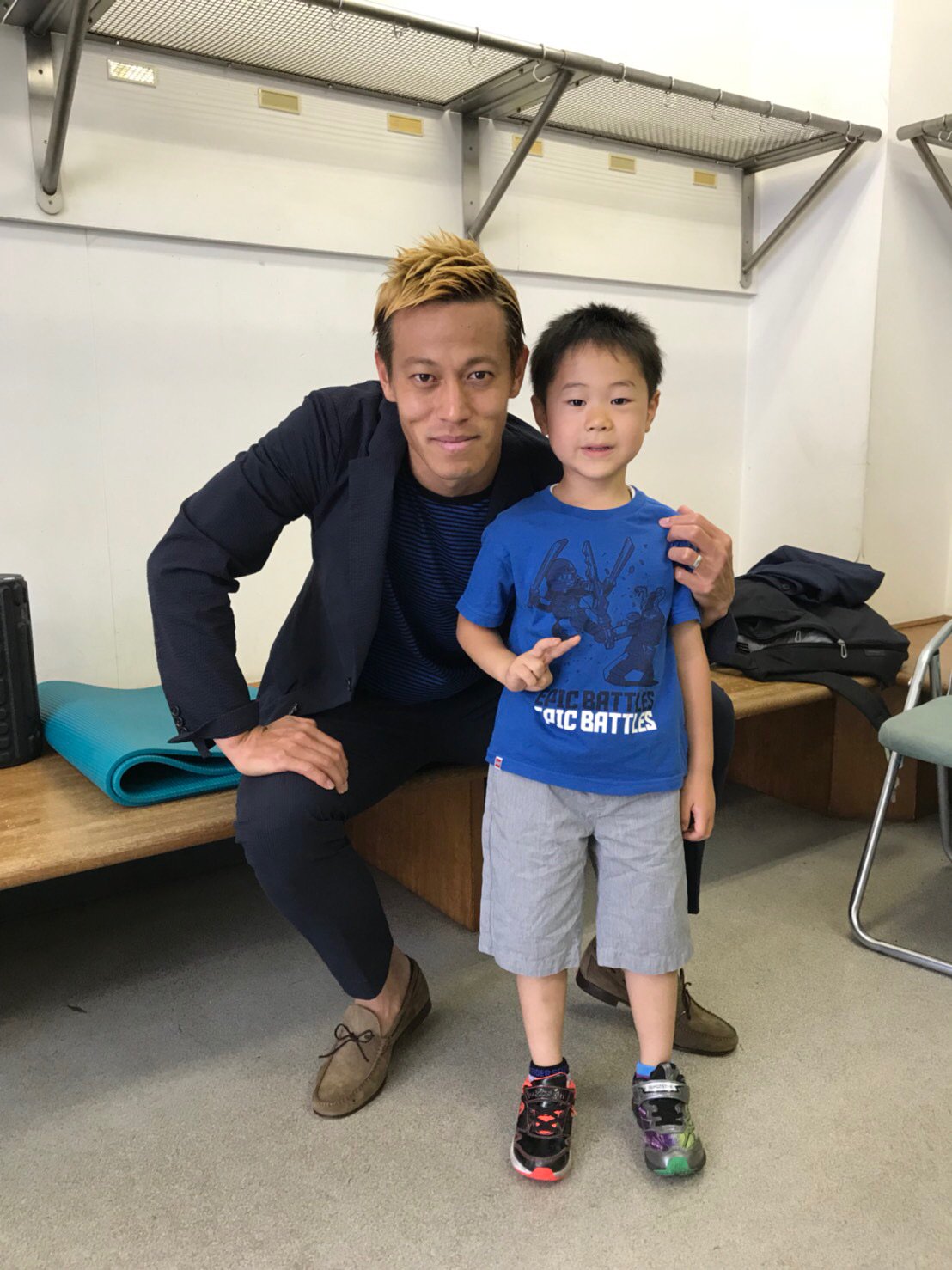 柴崎 貴広 Na Twitteru 先日まで練習参加してた 本田くんに写真撮ってもらいました しかし なぜ 息子の靴と靴下がバラバラだったのか 息子の中では流行りらしいけど 本田圭佑 息子 5歳 足元が 槙野スタイル 柴崎 貴広 Na Twitteru 先日まで練習参加してた 本田くんに写真撮ってもらいました しかし なぜ 息子の靴と靴下がバラバラだったのか 息子の中では流行りらしいけど 本田圭佑 息子 5歳 足元が 槙野スタイル