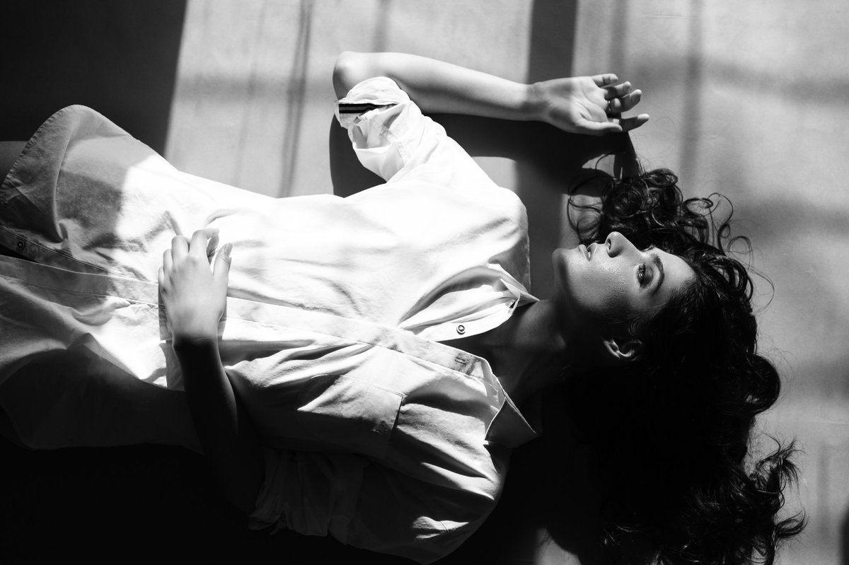 jayna_d's tweet photo. Black and white series with the edgy Rashmi Mann 📸 @karan_sarnaik  @toabhmanagement #mumbai #mumbaimakeupartist #mumbaihairstylist #dubaihairstylist #dubaimakeupartist #dubai #jaynadesaimakeupandhair  #blackandwhitephotography  #beachwaves #messyhair #smokeyeye https://t.co/w8ZKuTrZmt