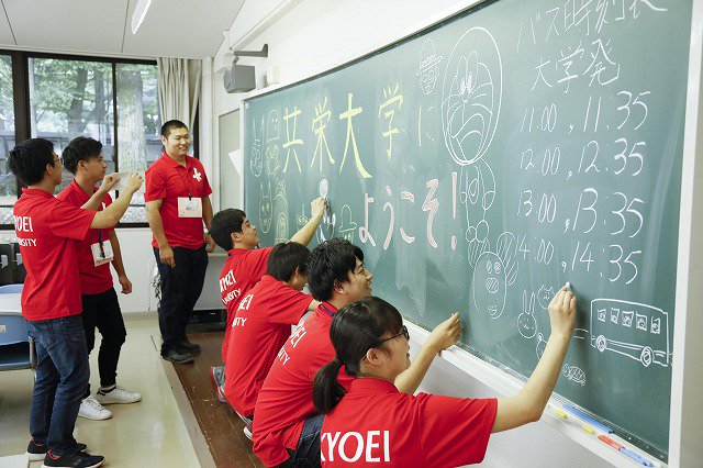 ともえちゃん 共栄大学 共栄大学では5 26 土 10 00より初夏のオープンキャンパスを開催致します 国際経営学部と 教育学部のポイント 今年度の入試結果について説明します 赤いポロシャツを着た学生スタッフが皆様をご案内致します 学食ランチ体験も ともえちゃん 共栄大学 共栄大学では5 26 土 10 00より初夏のオープンキャンパスを開催致します 国際経営学部と 教育学部のポイント 今年度の入試結果について説明します 赤いポロシャツを着た学生スタッフが皆様をご案内致します 学食ランチ体験も