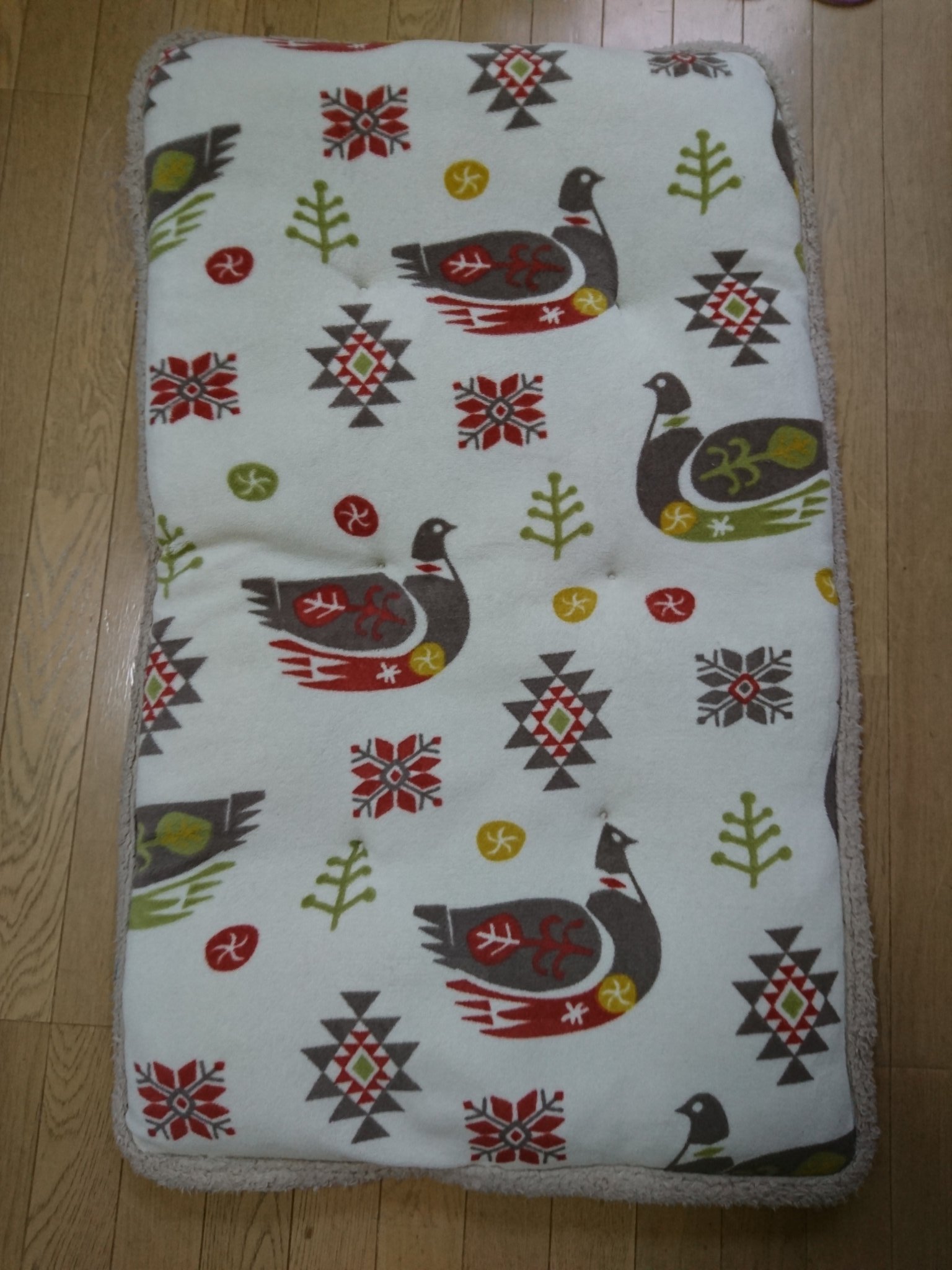 なびすこ モコモコの長座布団 が暑いので夏用にカバー欲しくて 探したけど無くて 昨日しまむらでディズニーのフリークロス見つけたからこれで作ろーってなった プーさんにしたかってんけど妹がドナルドって言うからドナルドになった W このプー
