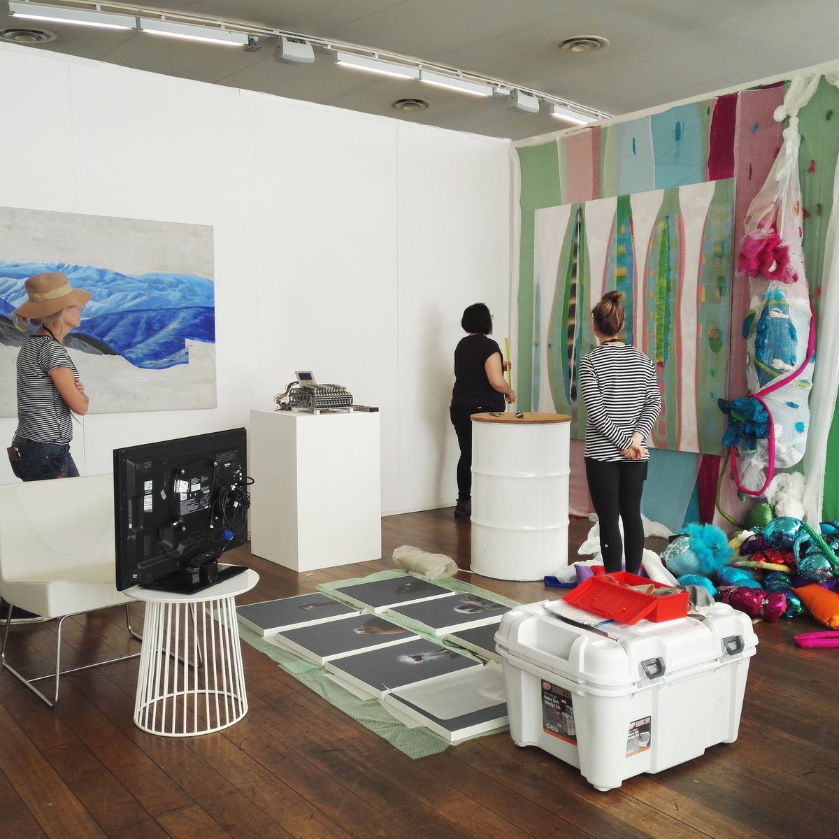 acp_projects's tweet image. It&apos;s all happening. Installing &apos;Beyond Boundaries&apos; in the &apos;Piki Mai: Up Here^^&apos; section upstairs at @AucklandArtFair. Showcasing 5 @vca_mcm artists curated by 2 @unimelb art curatorship students with support from #vcaaccess. Here&apos;s to #collaboration! 

#aklartfair #auckland