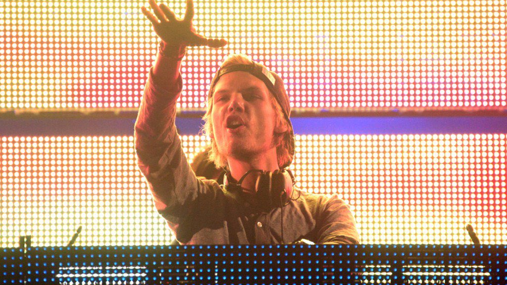 Music_News_Net_'s tweet photo. 【ニュース】
Aviciiのニューアルバムが今年中にリリース！！

スウェーデンの音楽誌『Aftonbladet』によると、Aviciiの未発表曲は200曲近くあり、ここ数週間でAviciiの家族とレコード会社「Geffen Records」が話し合いを行い、2018年末にニューアルバムをリリースすることに合意したと発表しました！ https://t.co/jeAWpMfUbK