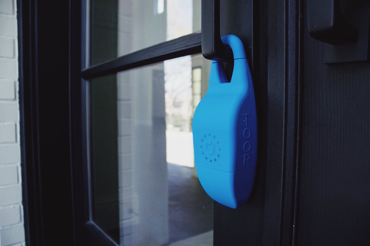TOORTODAY's tweet image. Tired of clunky, heavy lockboxes tugging at your door handles? TOOR has a sleek light-weight design that brings security and style to every door!🔑

#TOOR #smartlockbox #homesecurity #realestate #dallasrealestate #technology