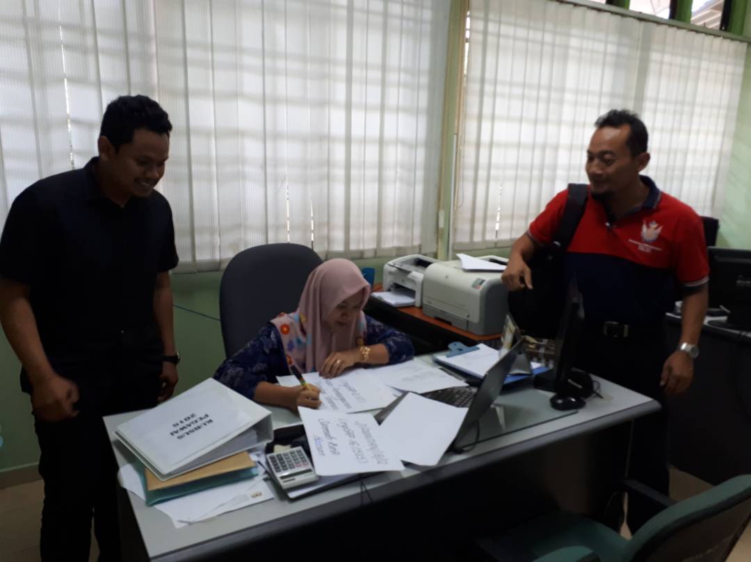 tanippdpontian's tweet photo. 22/5/2018
Penghantaran Sample my GAP/myOrganic dan sample pemantauan ladang sayuran Pontian ke Makmal Residue Racun,A.Hitam, Makmal Logam Berat KL &amp; Makmal Mikrob Serdang, 
@pertanianjohor 
@JHarizan 
@IsmailBakar60 
#ilovedoa 
#my1DOA 
#myGAP
#myOrganic
#ministerofagriculture https://t.co/K2BHOC8wqA