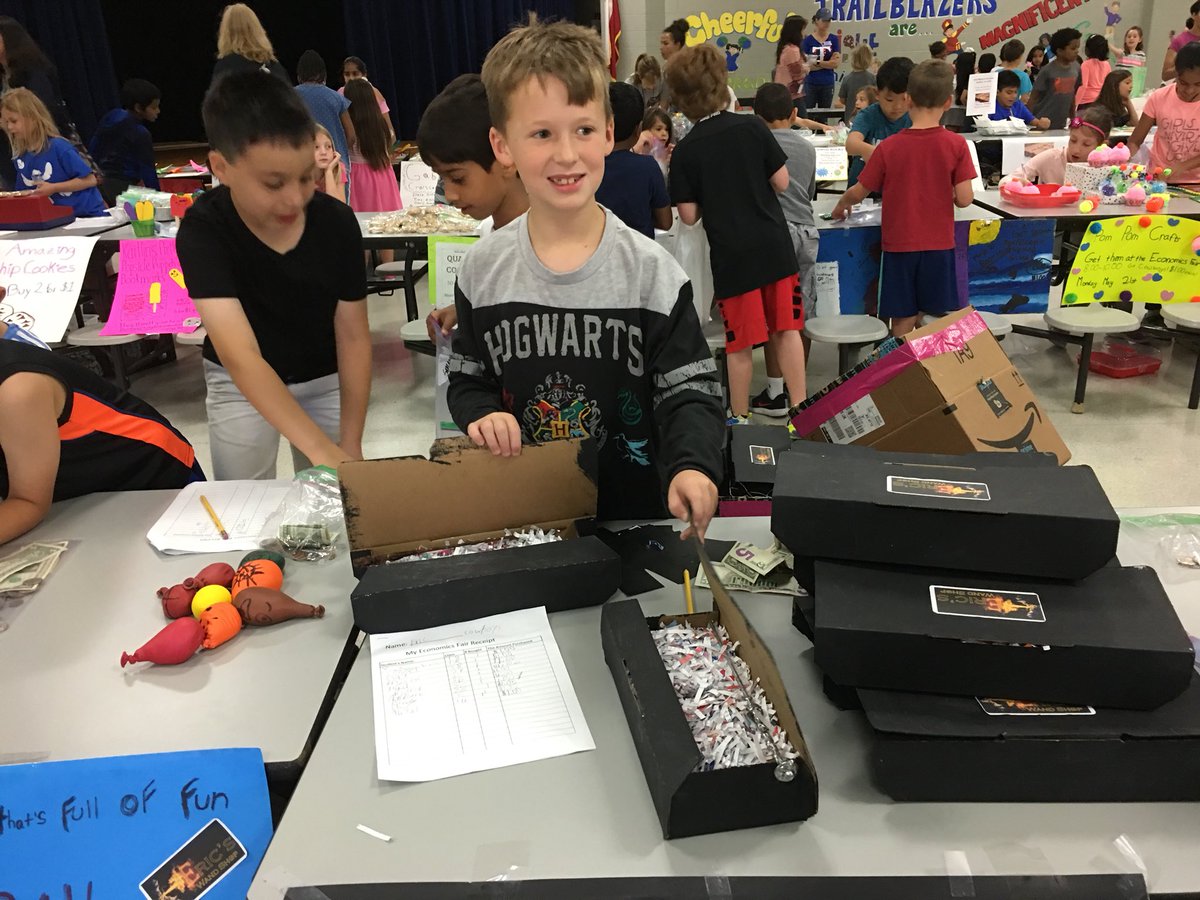 sgedwards22's tweet photo. So proud of @DCEtrailblazers 3rd Graders for their creativity and hearts to serve others! I shopped til I dropped at today’s Economics Fair! Excited so hear their final total going to #run4allison ! https://t.co/U6pKN954wC