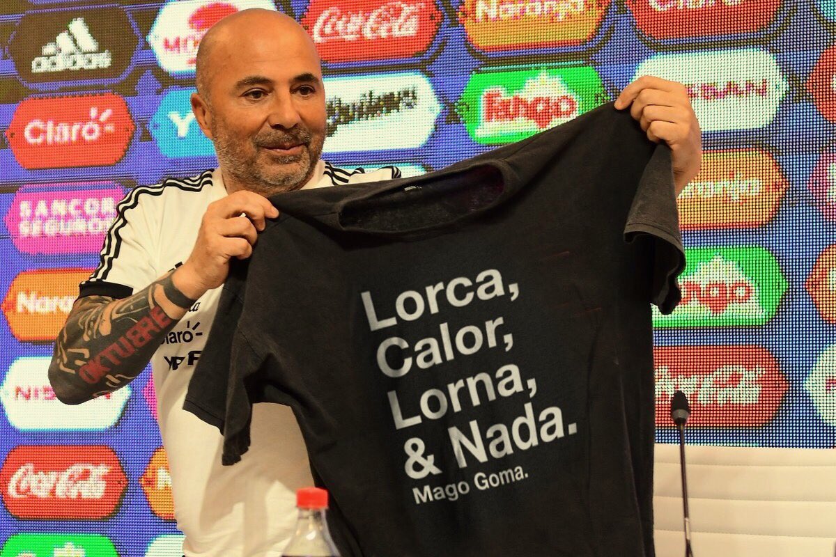 Alguien dijo “la remera del Mago Goma”? Sampaoli ya tiene la suya.