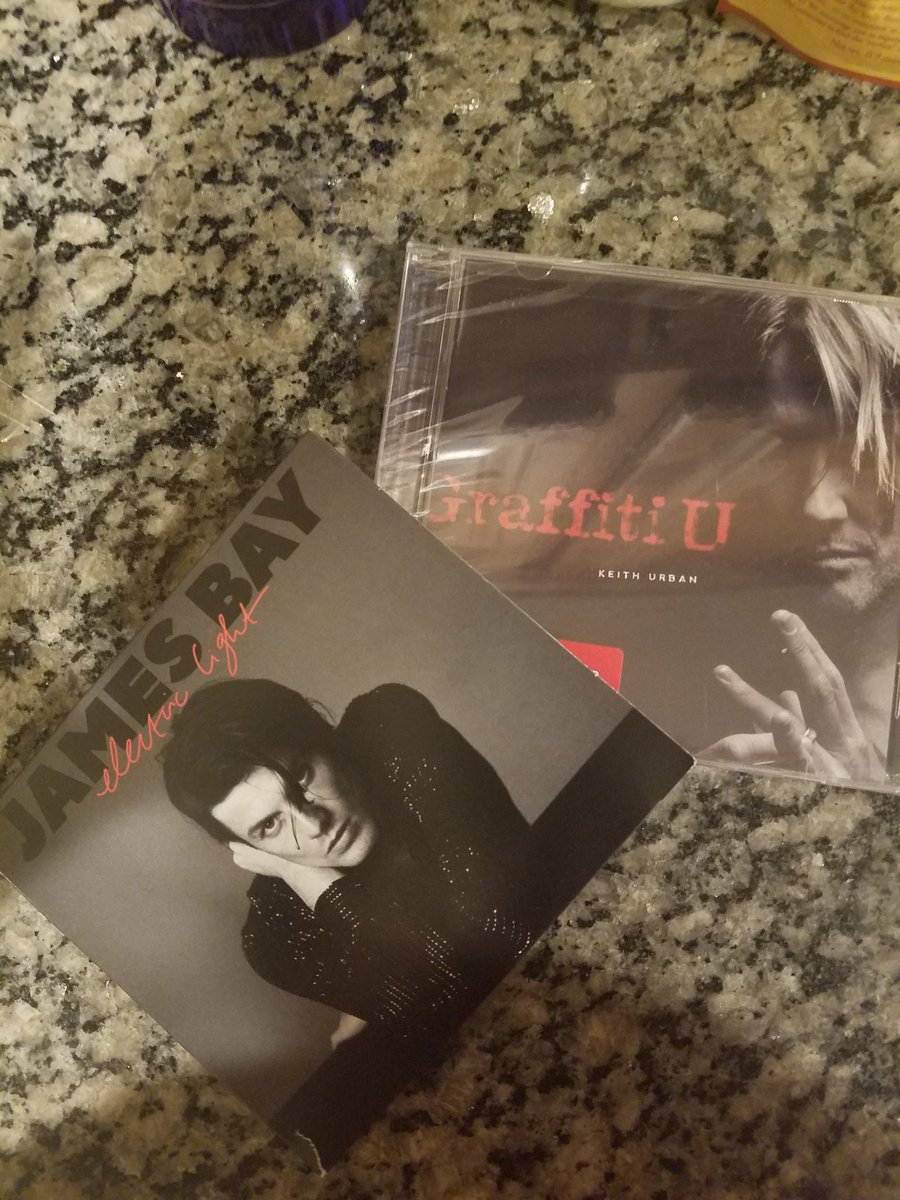 aberg918's tweet photo. Happy girl right here!! 😍😍 Loving Electric Light so much!!  @JamesBayMusic - it's brilliant! Checking out GraffitiU tomorrow @KeithUrban 💖 https://t.co/bXyXvaCqlu