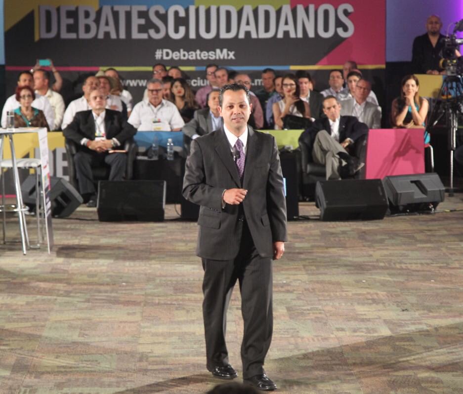 Chaposoto's tweet photo. Mucho más relajado se ve @ElPatoDeLucas en el debate; aborda casos muy concretos como la revisión de contratos multianuales en concesión de servicios públicos: alumbrado, agua potable y residuos tóxicos. https://t.co/zGDRGHe915