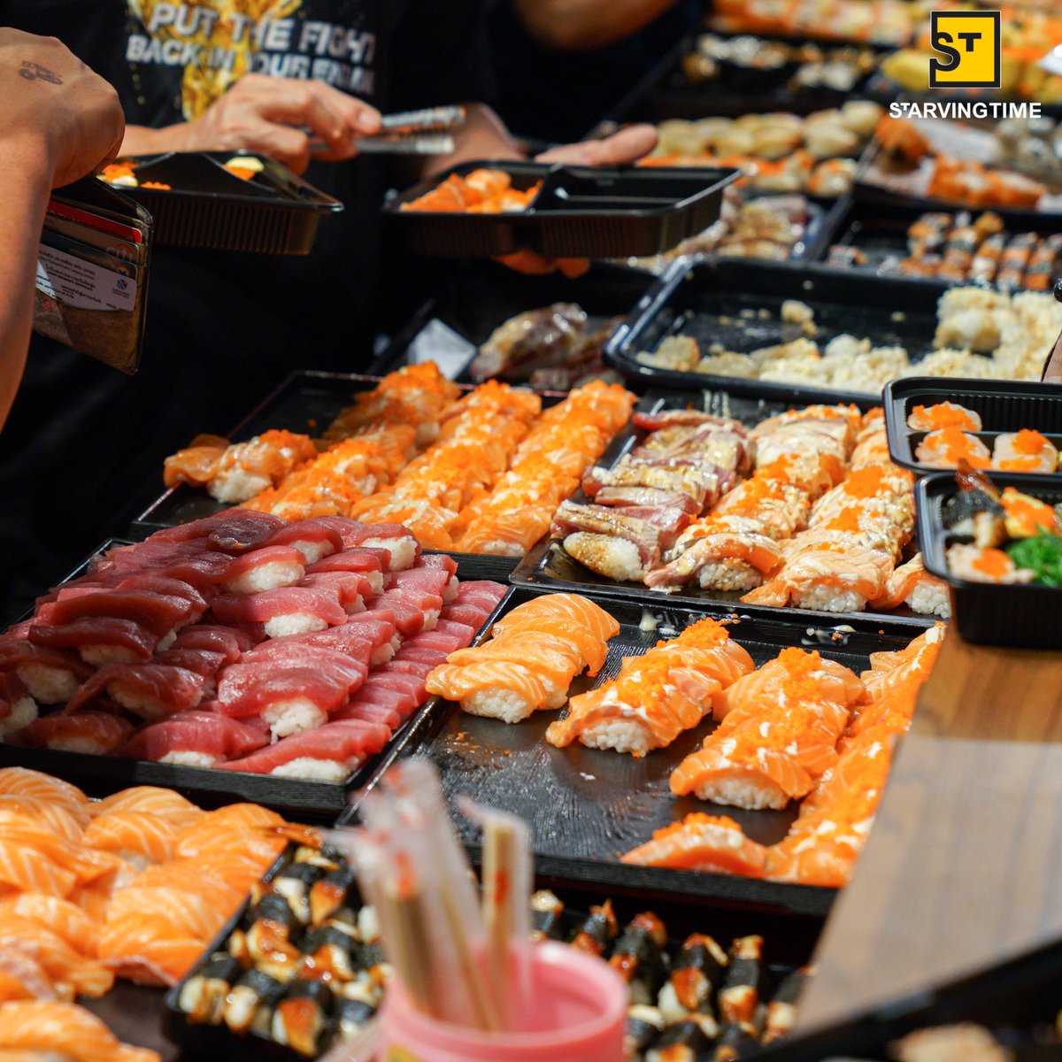 starvingtime's tweet image. ซูชิแซลมอนชิ้นใหญ่ เนื้อแน่น ไข่หวานเนื้อเนียน หวานนิดๆ ปูอัดชิ้นโตให้มาทั้งชิ้น
 
 📍 ไข่หวานบ้านซูชิ | ตรงข้ามศูนย์อาหารเมืองทองฯ
 🌟 : 🌕🌕🌕🌑🌑 (เขาว่าดีเลยตามมา)

 #อร่อยไปแดก #อร่อยบอกต่อ #อร่อยนะรู้ยัง #Starvingtime #เรื่องกินเรื่องใหญ่ #อร่อยริมทาง @Kin24hrs @aroii