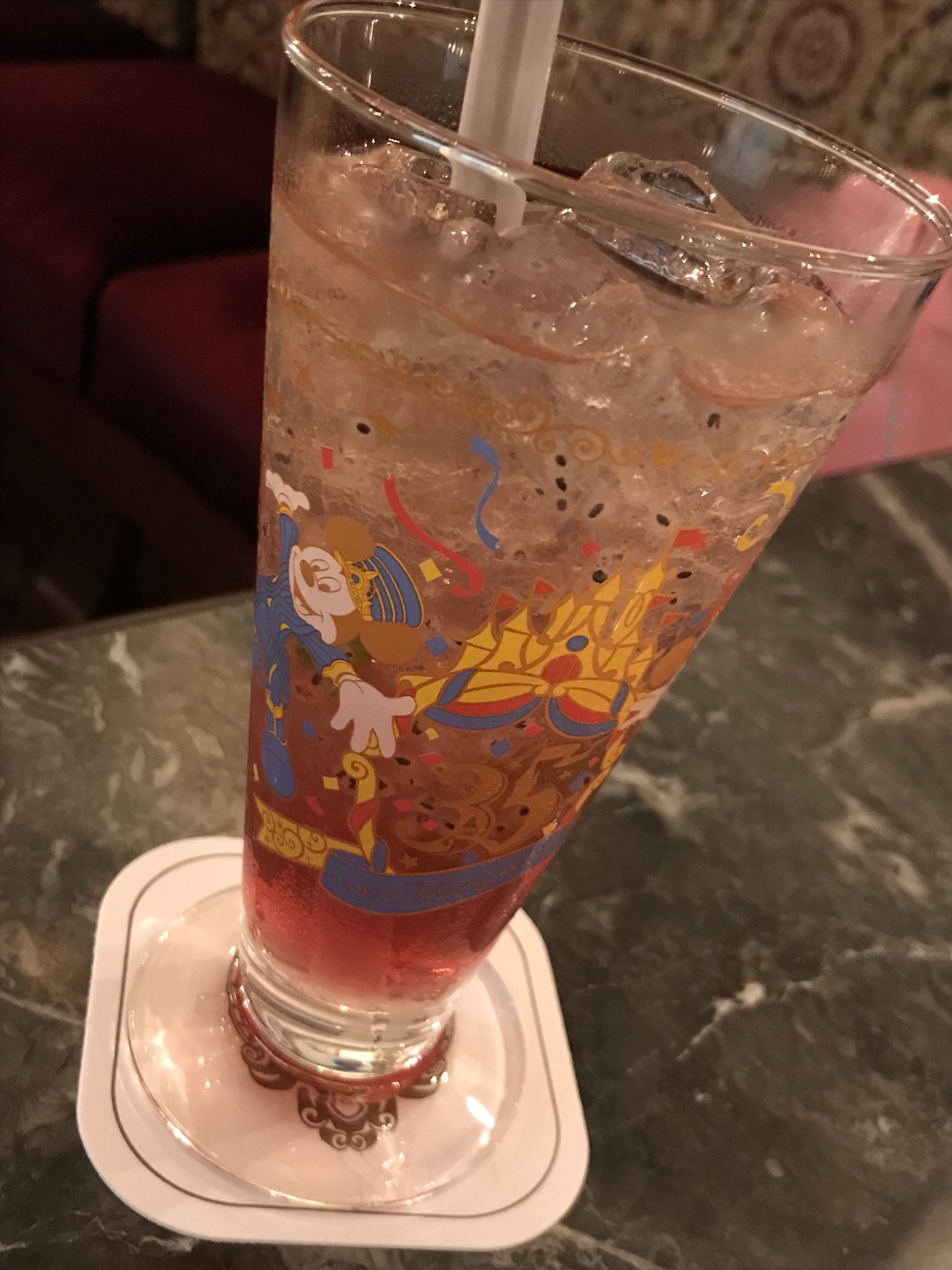 五井ヒロト 東京ディズニーリゾートの景色550 東京ディズニーシーのマゼランズラウンジのノンアルコールカクテル ジンジャーエールベースで ハイビスカスの香りが口いっぱいに広がる爽やかなカクテルでございました グラスもかわいらしく35周年仕様