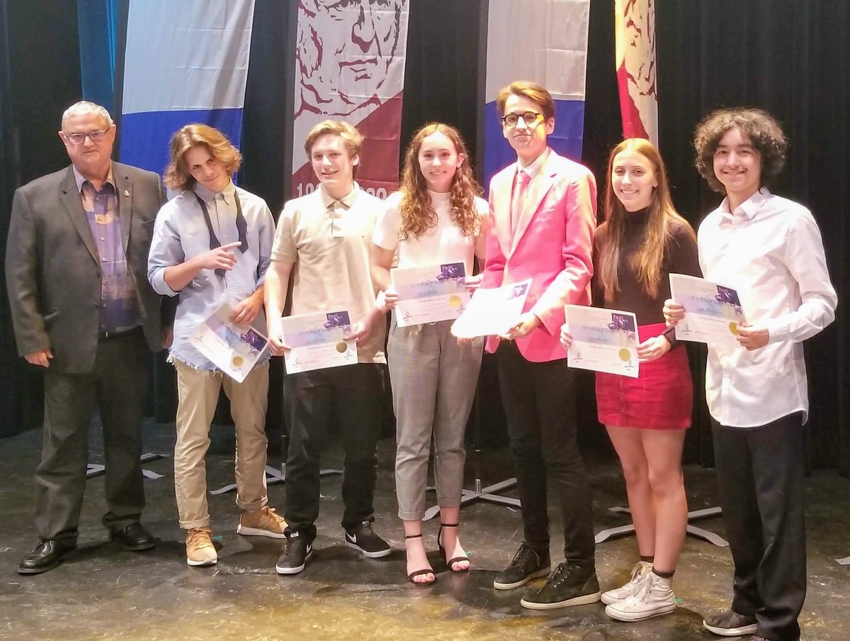 deschenes_c's tweet photo. Ce soir avait lieu le Gala Mérite en histoire de la SSJB Richelieu/Yamaska, où des élèves du @College_ST_PAUL, de ľÉcole sec. le Carrefour &amp; 18 élèves de Ste-Julie ont été honoréEs pour leurs excellents résultats. La jeunesse est ľessence même de notre avenir, pense @sbergeron. https://t.co/JCj5rThUdH