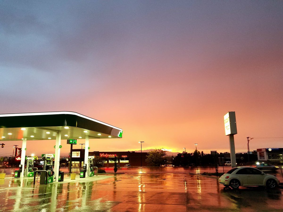 SinclairOilCorp's tweet photo. What a view! #SinclairOil #SinclairGas #SinclairStation #Sunsets #Colorful
📸: Angela Sinclair https://t.co/cXmJRbtXN7