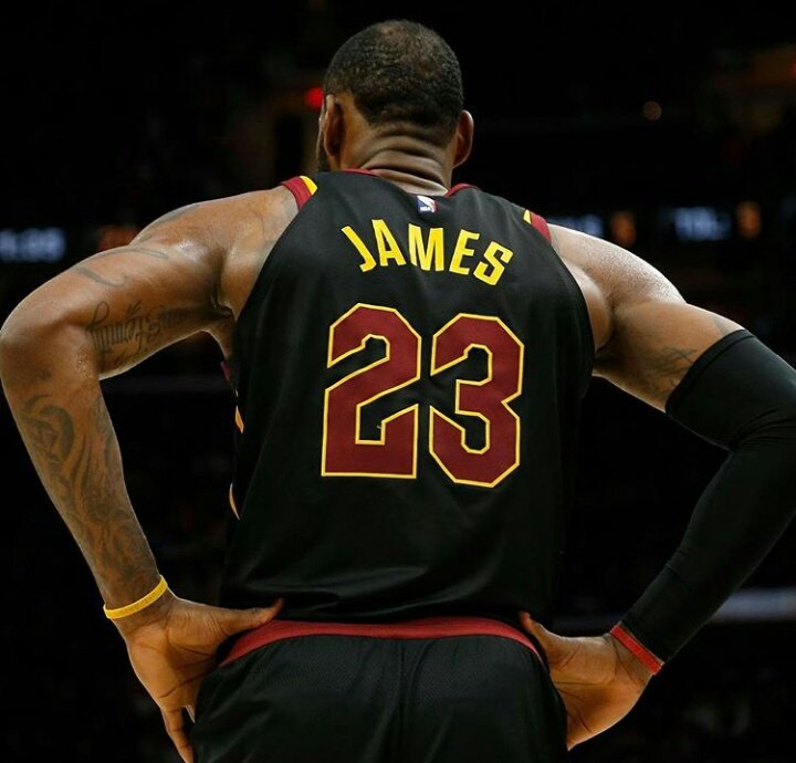 El23DeLosCavs's tweet image. 46 pts (game 2 vs Pacers)
45 pts (game 7 vs Pacers)
44 pts (game 5 vs Pacers)
44 pts (game 4 vs Boston)
43 pts (game 2 vs Raptors)
42 pts (game 2 vs Boston)

Se ha puesto una ciudad entera en sus hombros. Don LeBron James, el mejor jugador de mundo.