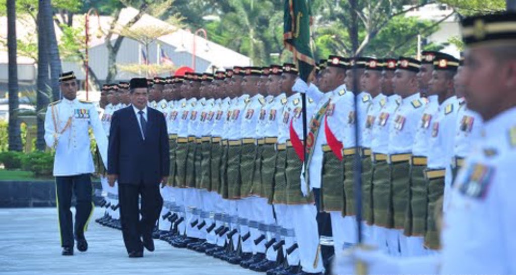 AbdMalekHussin's tweet photo. Siapa pernah menduga ketika ini.
Di ibu pejabat SPRM, Najib Razak disoal siasat.
Di MINDEF, Mat Sabu memeriksa perbarisan kehormat. https://t.co/LNFD4QfITo