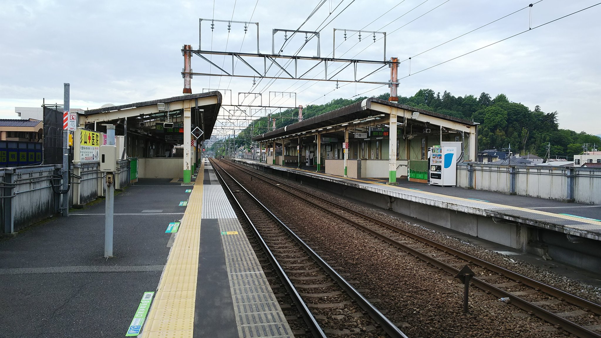 りとっく り駅巡 94 Jr横浜線 片倉駅 八王子市郊外にある2面2線ホームの高架駅です 年に国道バイパスとの立体交差のため少し移転して高架化されたそうです 外装の改修工事中でした 近隣にある 京王高尾線の京王片倉駅への乗り換え案内も