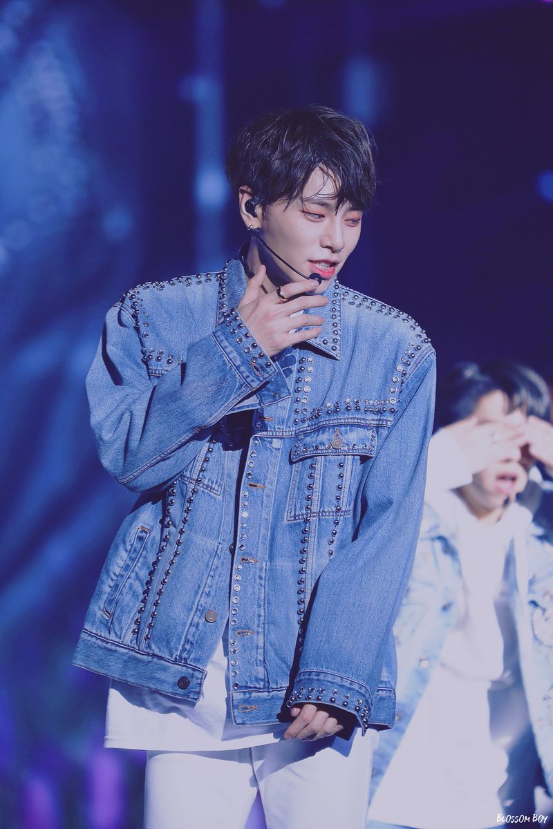 BlossomBoy523's tweet photo. 180204 정말 바람직한 콘서트 
#상균 #김상균 #sanggyun #JBJ
자켓에 잡아먹힌 손이 너모 귀여워ㅠ
https://t.co/A2HcYN2U1M https://t.co/mCgUx4cfWm