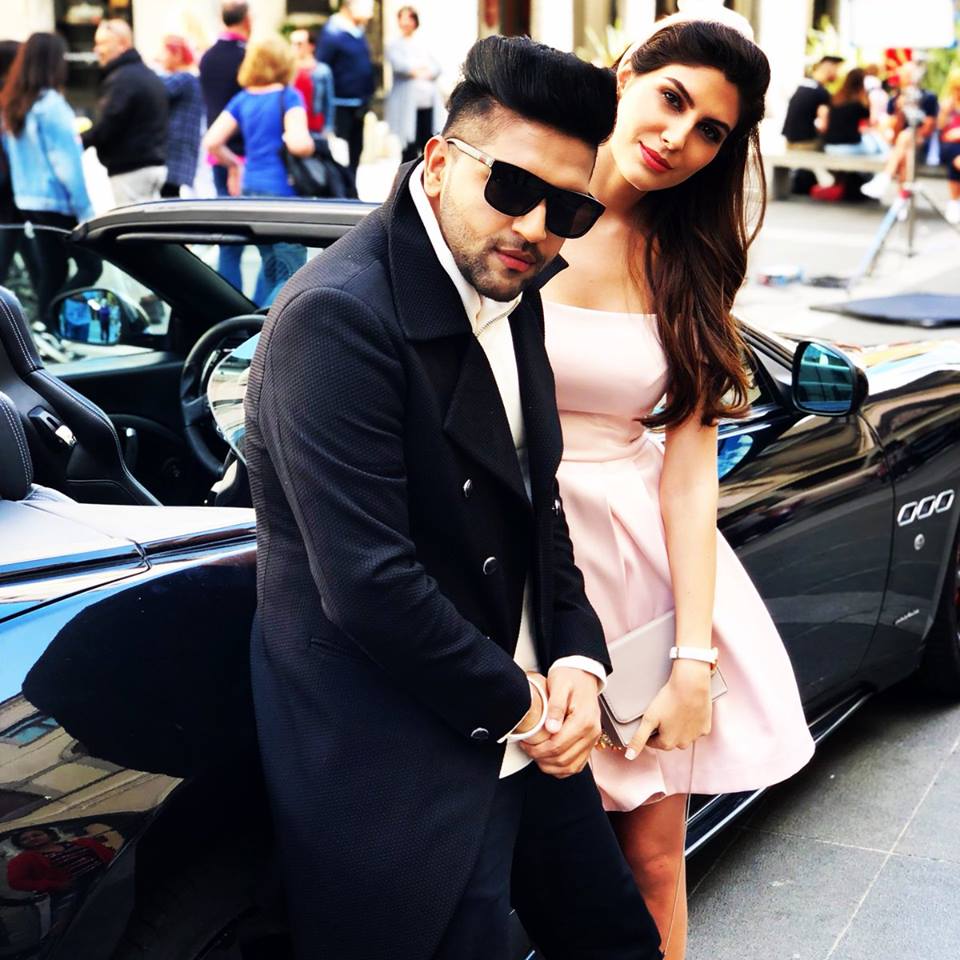 sadtextmsgs_'s tweet photo. * At LOC 😍😍 biggest fan of Guru sir ❤❤ *
@GuruOfficial #worldwidesinger
Pak Soldier 1 : Aur Janab Hindustan me kya chal raha hai??
.
.
Indian Soldier 2 : janab Hindustan me to sirf Guru randhawa chl rha h 😍😍😘😘 https://t.co/Gy34AhLFOx