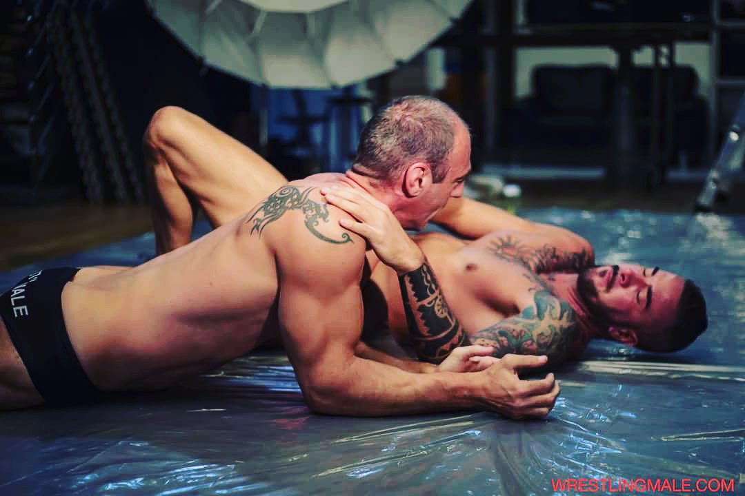 wrestlingmaleFR's tweet photo. https://t.co/QhJ0FJVW8L
Shooting off before
PARIS ROUGH ASSAULT 10 
Etienne VS Dolf Dietrich 
Photography by Alex Vlasky
#dolfdietrich #Wrestler #wrestling #wrestlingmale #prowrestling #prowrestler #porn #daddy #GayVOD #gaypride #Muscle #tattoo https://t.co/V3jvB5hPV8