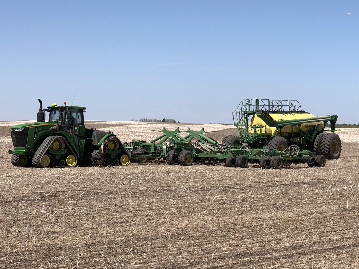 lzubko's tweet photo. 2018 Field of Dreams partnered with Pattison Ag and Deere’s new 60’ 1895 and C850 tank#nicewaytocoveracres https://t.co/bFEa4ZBHgJ