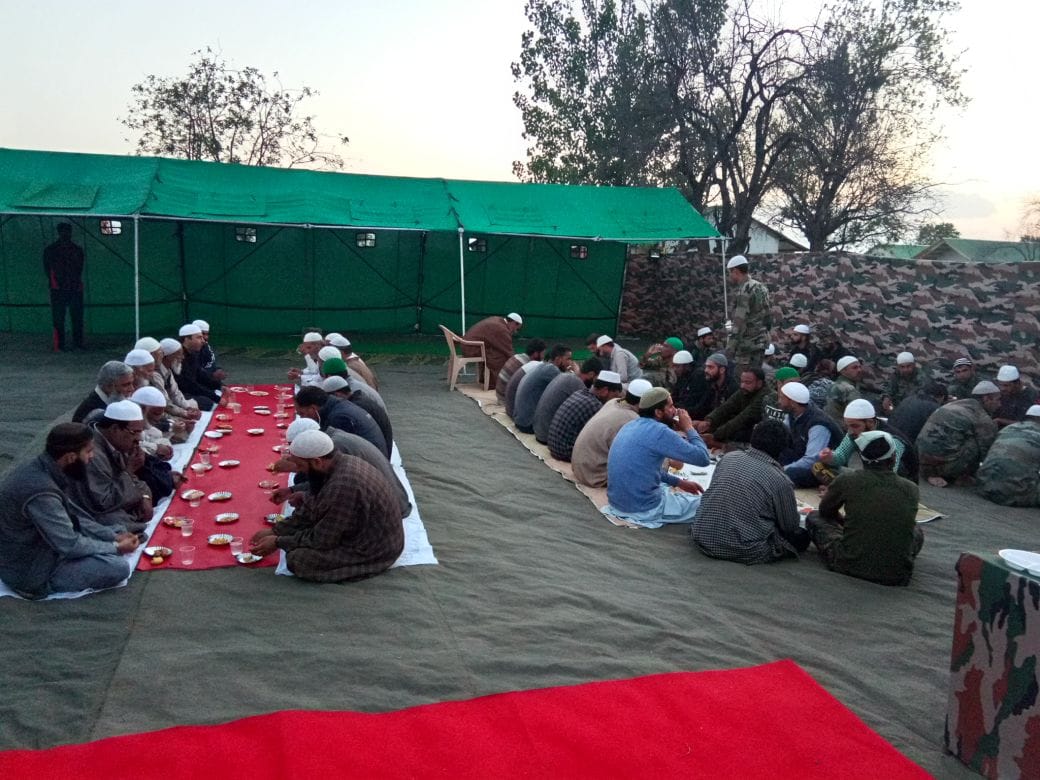 रमादान के पावन पर्व में साथ इबादत और रोज़ा इफ़्तार में शामिल होते हुए भारतीय सेना के जवान #सौहार्द #शांति #जम्मूकश्मीर
