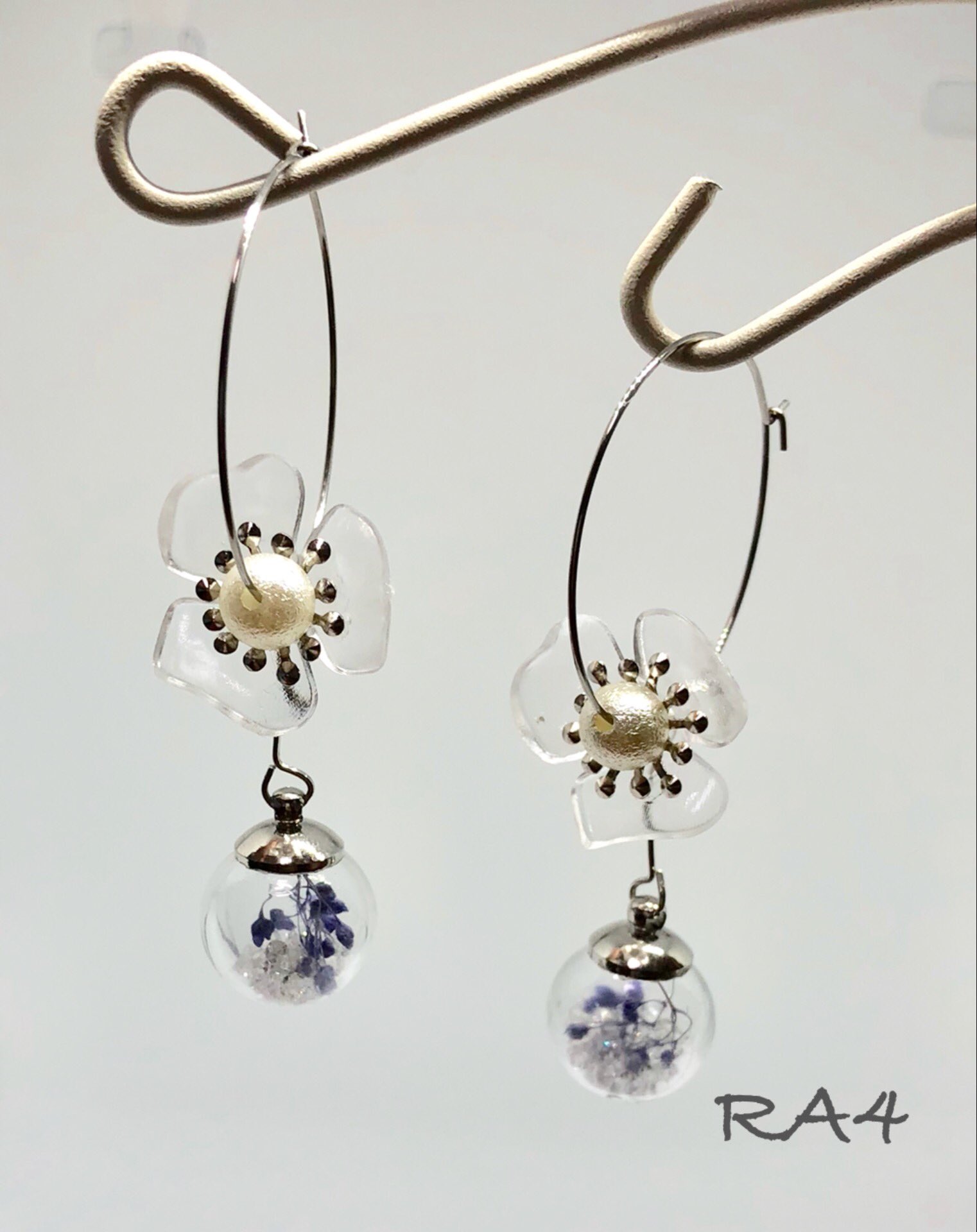 ハンドメイドショップ Ra4 かわいいお花のガラスボール付きピアス 涼しげでいい感じ ガラスボールには紫のかすみ草が入ってます ベイス T Co E2ylyhbpfn ミンネ T Co Vbr2mp7kej お花 ガラスボール かすみ草 ピアス