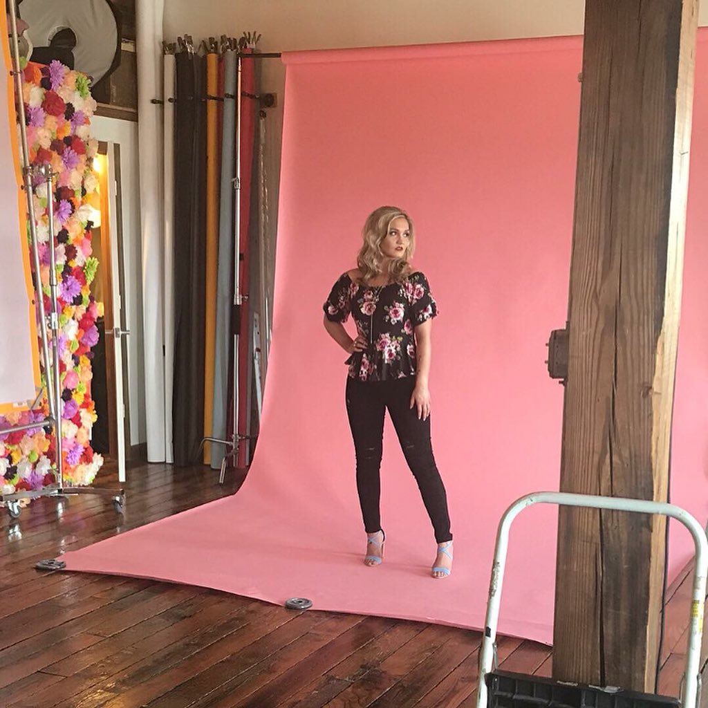 avarowlandmusic's tweet photo. @KelseaBallerini took the photos for her first album at this studio with the same photographer!😳��BTS (behind the scenes) @CharBraden @myfriendjennn @pcginstitute @bernardporter #photo #photoshoot #photography #photographer #yellow #sunflowers #pink #black #bluesandals #denim https://t.co/Yb2qMpujLm