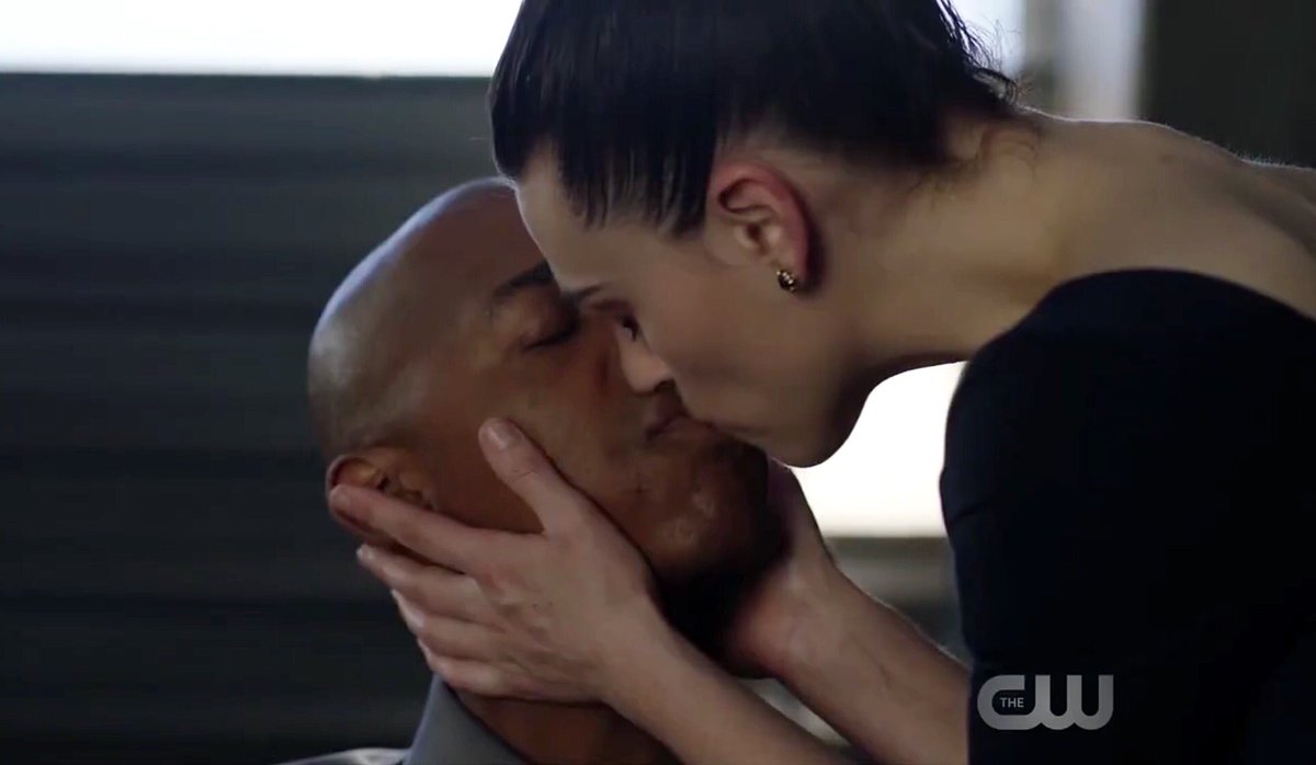 superiorkaramel's tweet photo. THIS WAS SUCH A BEAUTIFUL MOMENT BETWEEN JAMES AND LENA IM SHOOK #GUARDCORP #SUPERGIRL @MehcadBrooks @SupergirlStaff @jessicaqueller https://t.co/OvTvhhYIFC