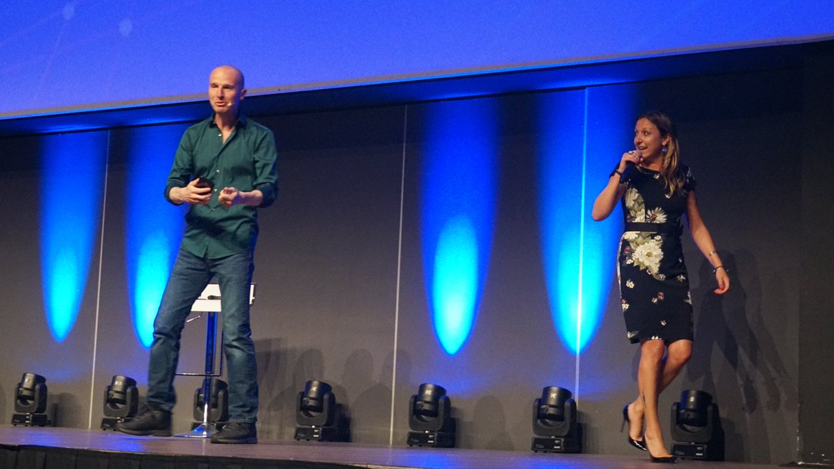 Cla_Gagliardini's tweet photo. L'energia di Marco @montemagno, che apre citando Bezos: le aziende che "non se la tirano' e si dedicano ai clienti, ogni giorno cone se fosse il primo del rapporto con i propri clienti, sono destinate ad avere successo e ad essere amate #ConventionVar #MadeInItaly40 #Industry40 https://t.co/SA9ucddxUI