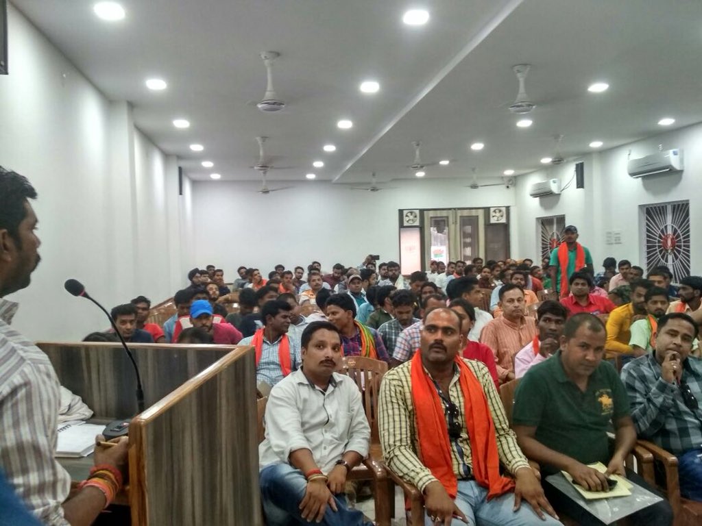 sanjunarayan01's tweet photo. भाजयुमो सरगुजा जिला की बैठक अम्बिकापुर मे भाजपा कार्यालय मे सम्पन्न हुआ बैठक मे आगामी डॉ. रमन सिंह जी कि विकास यात्रा के संबंध मे चर्चा कि गई जिसमें भाजयुमो की पाँच मोटर साइकल से मा. मुख्यमंत्री जी कि विकास यात्रा की अगुवाई करेगी https://t.co/yXf3lCNSmx