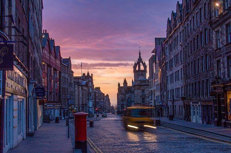 You need to be an early bird to catch the Edinburgh sunrise in the summer - but skies like this make a 5am start well worth it.   Beautiful shot looking down the Royal Mile by @annapemagic_photography
.
.
#edinburgh #royalmile #RadissonBluEdinburgh #myradissonescape #sunrise