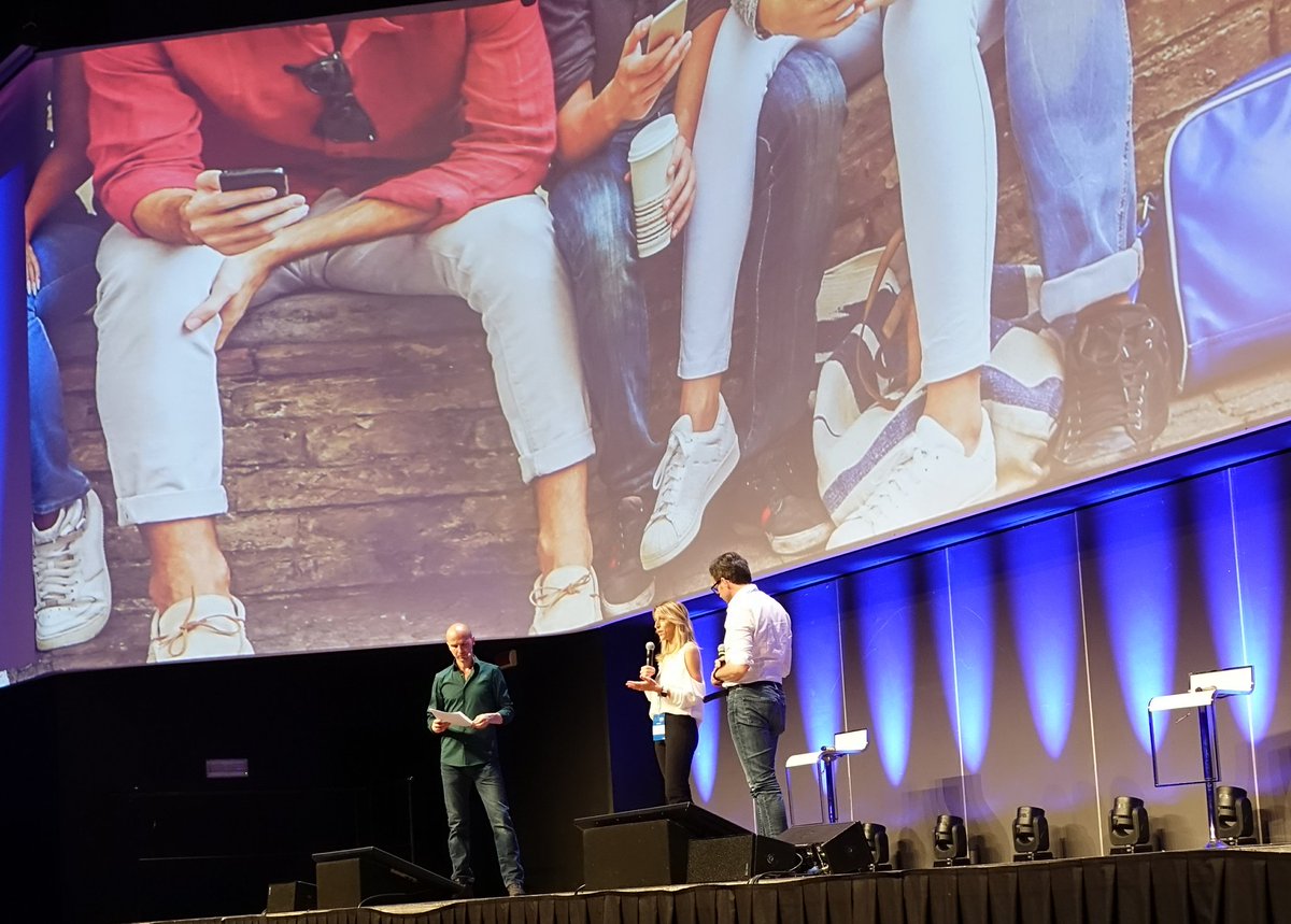 franzrusso's tweet photo. #ConventionVar
@PaolaCaste sul palco per evidenziare il ruolo del #digital dei #socialmedia come abilitatori di #engagement
#MadeInItaly40 #innovazione @VarGroup https://t.co/n9qj6GOWWJ