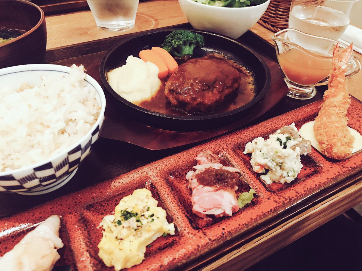 名古屋 大阪グルメ大好き夫婦 難波駅からすぐの高島屋内にあるあじとさん ここは洋食が美味しいお店で裏難波にもある名店です 何といってもお肉が美味 そしてメニューが豊富でトンテキやハンバーグ エビフライなど色々と一気に楽しめます 予算