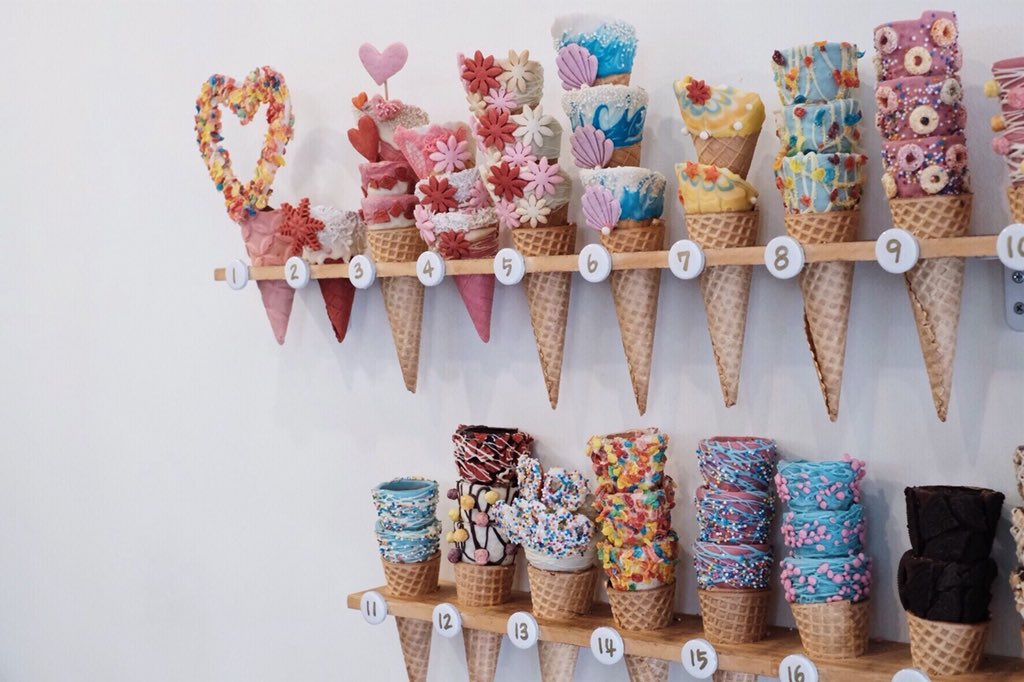 triplexanywhere's tweet photo. Bistopping|비스터핑
A MUST!! ที่อยากจะให้ทุกคนลอง ยกให้เป็นร้านไอศกรีมที่สวยและอร่อยที่สุดใน Seoulเลย ได้สนุกกับการเลือกโคนแฟนซีสารพัดแบบ ท้อปปิ้งที่สามา��ถครีเอทได้ตามที่เราต้องการ อร่อยตั้งแต่ไอศกรีมไปยันโคนและท้อปปิ้ง ฟิน!

🚉Sinsa Station,Exit 4
Open:11AM-9.30PM

#รีวิวเกาหลี https://t.co/P742qZiJyG