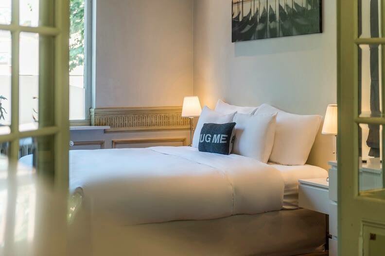 houseoftrade_'s tweet photo. The King Studio of @HouseofTrade_ offers a #comfy and #relaxing #atmosphere, #perfect for a #stay in the most #beautiful #city of #Belgium 🇧🇪. #Enjoy this #elegant #room for a starting rate of €120.

☎️ +32 477 78 64 60
📧 stay@heirloom.be
🌐 https://t.co/wdDLjpDrbs https://t.co/ong1zTp2D7
