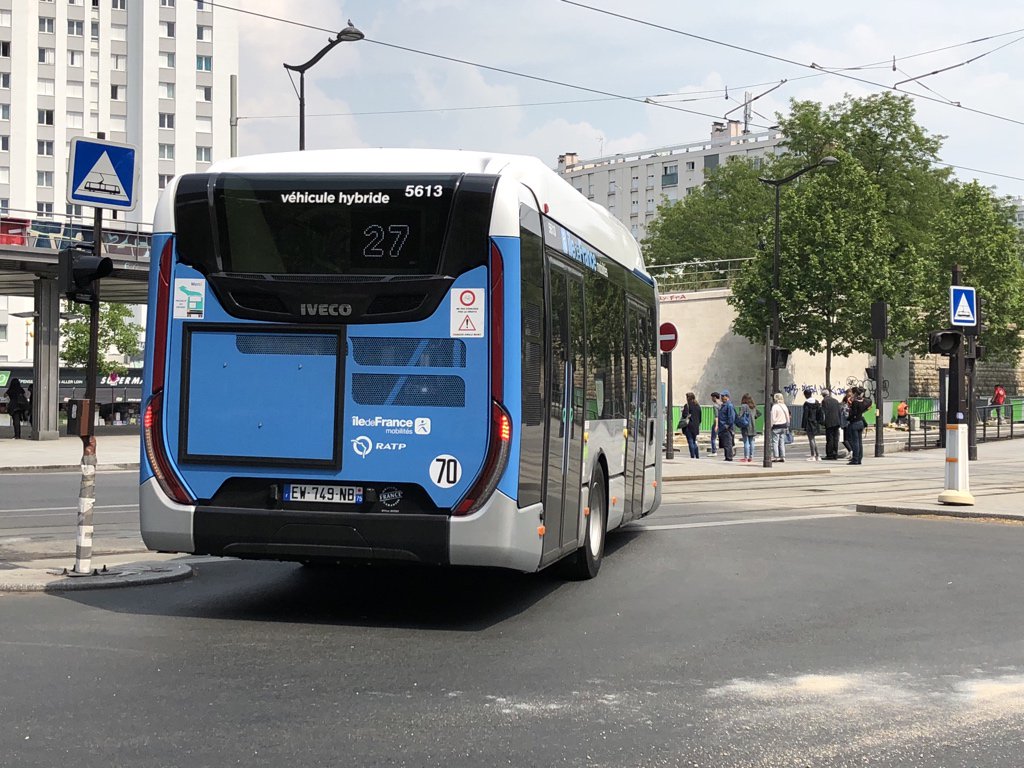 Nouvelle livrée <a href="/IDFmobilites/">IDF Mobilités</a> pour les Urbanway 18 Hybride de <a href="/ClientsRATP/">Service Client RATP👌</a> C’est bien plus joli noir et bleu comme ça que gris &amp; bleu comme les NAT/Regio2N je trouve 🧐 #qml