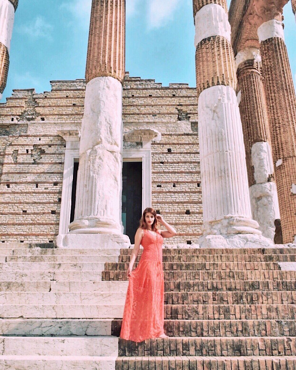 Il tour con @bresciatourism è iniziato con un salto nel I secolo d.C., tra i resti archeologici di epoca romana del Museo archeologico Brixia e con la scolaresca che ho bloccato all’entrata del Museo perché dovevo instagrammare. 
#visitbrescia <a href="/BresciaMusei/">Fondazione Brescia Musei</a> #bresciamusei