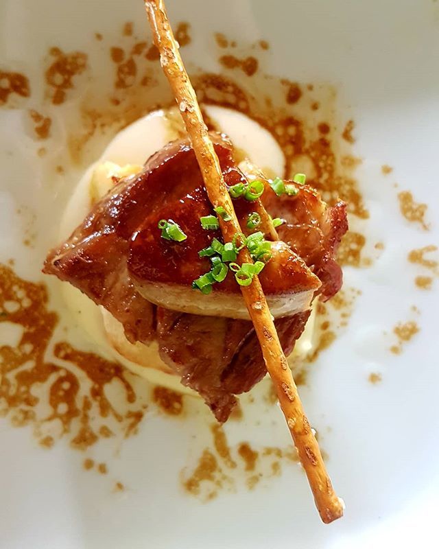 gemaesantiago's tweet photo. ⭐Mogote con Foie a la plancha sobre cama de tosta⭐
Sin vas a #COETUR no te puedes perder los #DivinosSabores de @damasonavajas en La Posada del Laurel en #Prejano.
Uno de mis 25 Imprescindibles en la#RiojaBaja
#LaRiojaApetece
#riojaoriental
… https://t.co/X2w8wwsKcZ https://t.co/iyvGPfP5K7