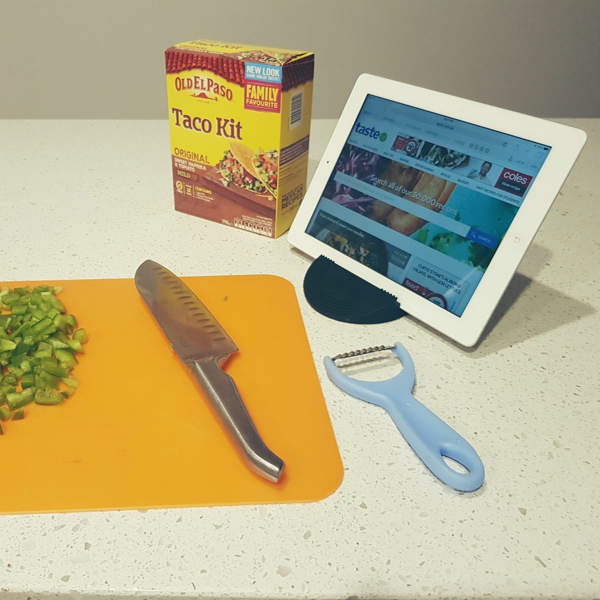 Taco Tuesday at home? Make it easy with the Strike Puck Stand! Mexican, Japanese, Indian, or whatever cuisine you want! It’s so easy to look up and follow recipes as you cook.
#strike #strikepuckstand #phonestand #tabletstand #cooking #mealprep #cook