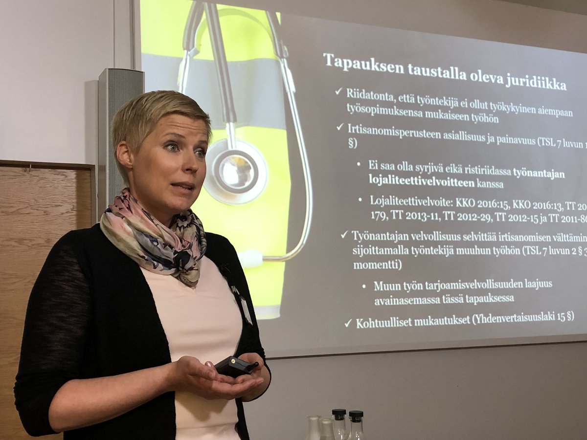 CastrenS's tweet photo. Mitä työnantajan #lojaliteettivelvoite käytännössä tarkoittaa? Velvoite korostuu erityisesti pitkien työsuhteiden päättämistilanteissa, kertoo @TahtinenOuti työoikeusaamiaisellamme. #CastrenEvent #työoikeus https://t.co/RUPsuOoqWx