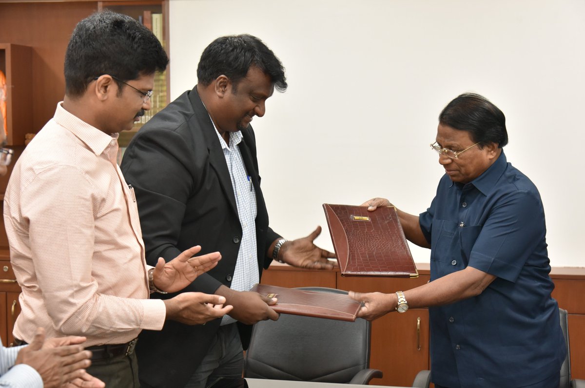 VIT_univ's tweet photo. The future of healthcare with 3D Technology at VIT in collaboration with CTARS
VIT and CTARS (Centre for Technology Assisted Reconstructive Surgery) signed a MoU today (22 May 2018) at VIT. @CTARS
#VITVellore
#VIT
#CTARS https://t.co/9YKi8KP2Cj