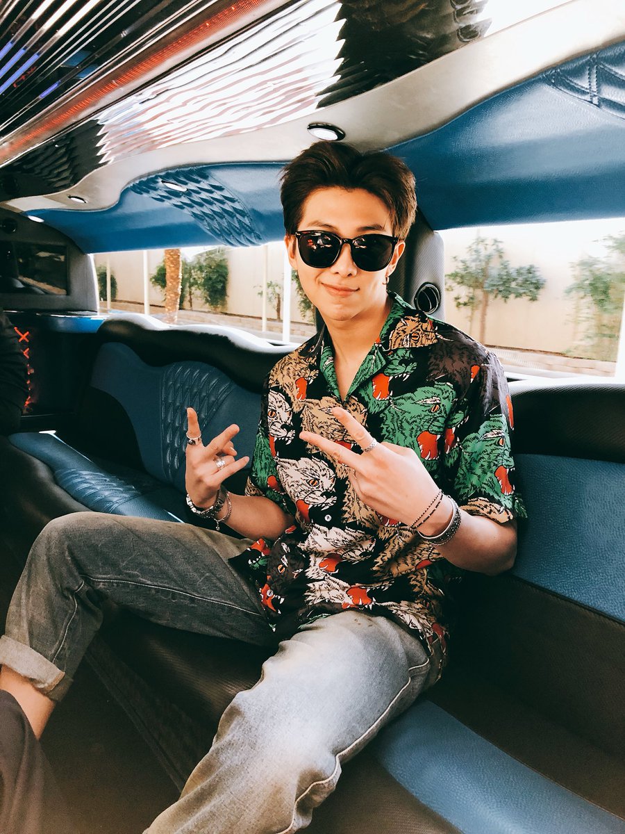 FreshGboyD's tweet photo. ถ่ายกันยังไงให้เหมือนนั่งรถสองแถว https://t.co/lw2IWWIir9