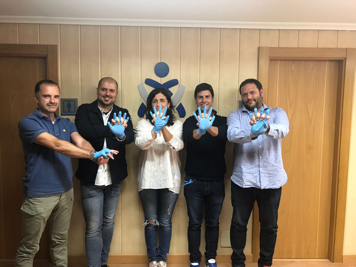 enfermeriacan's tweet photo. Los integrantes del grupo @SalvaVidasFacil  junto con la presidenta del Colegio quieren evidenciar la necesidad de divulgar la forma de hacer una reanimación adecuada para todos. Para ello, se debe perder el miedo a usar soportes como los DESA y  realizar una RCP adecuada. https://t.co/YiUqvCFEfk