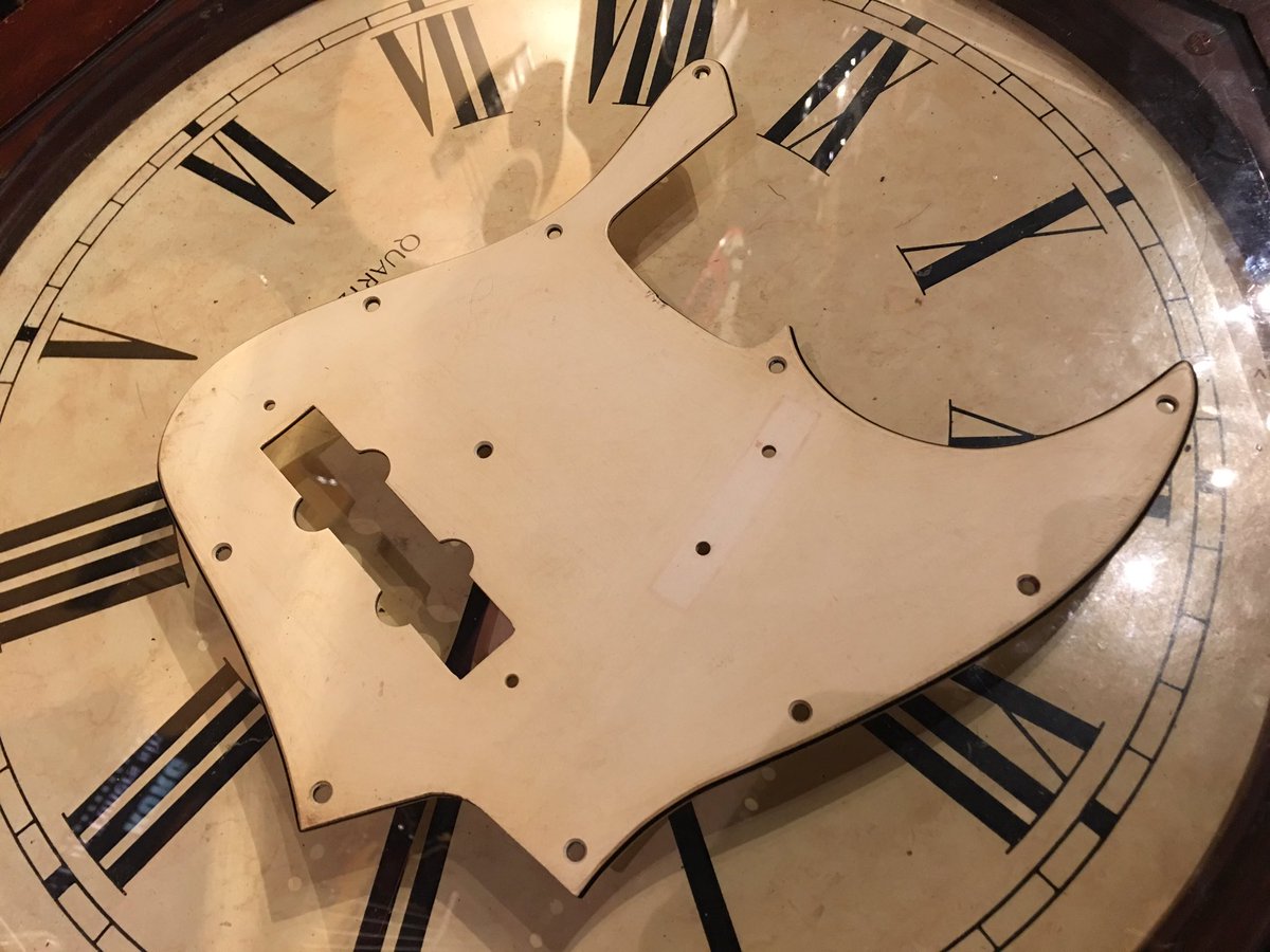 GUITARTRIBE's tweet image. 69年頃のジャズベースのピックガードも出てきました
これどう見てもカスタムカラー物についてたのんですね
本体どこいった？
#fender
#jazzbass
#pickguard
#フェンダー
#ジャズベース
#ジャズベ
#ピックガード
#ギタートライブ