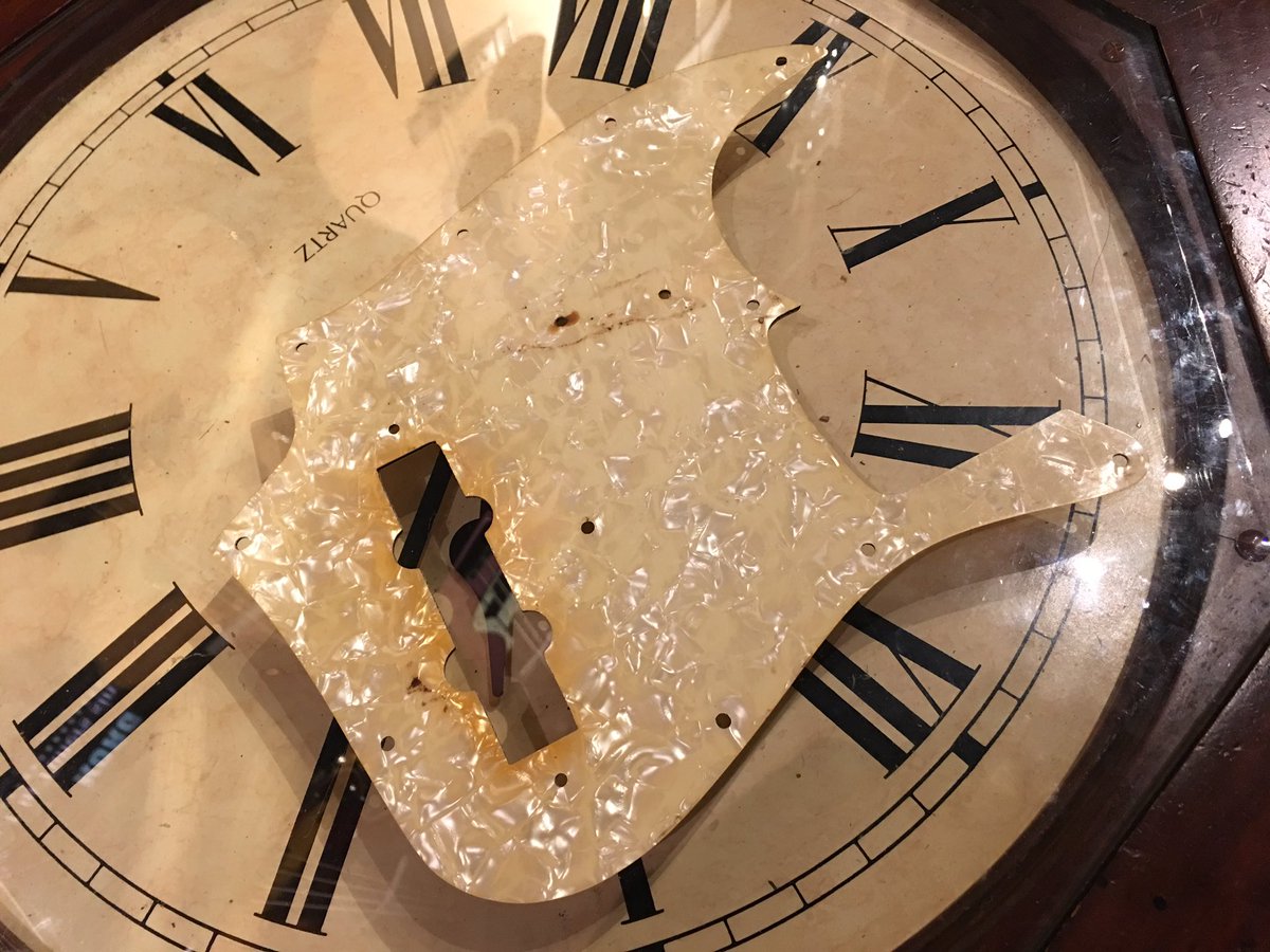 GUITARTRIBE's tweet image. 69年頃のジャズベースのピックガードも出てきました
これどう見てもカスタムカラー物についてたのんですね
本体どこいった？
#fender
#jazzbass
#pickguard
#フェンダー
#ジャズベース
#ジャズベ
#ピックガード
#ギタートライブ