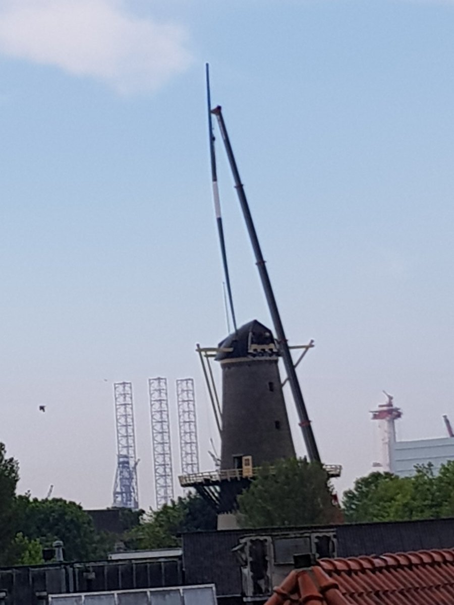 De #molenmakers van de #restauratiewerkplaatsSchiedam verrichten weer een mooi stukje werk. Eindelijk de nieuwe roeden in #molen De Drie Koornbloemen #Schiedam 😊👍