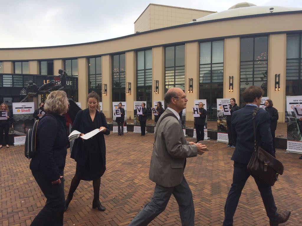 0jitske0's tweet image. Today we send a message to the sharehoulders of @shell - People over profit #PeoplevsShell