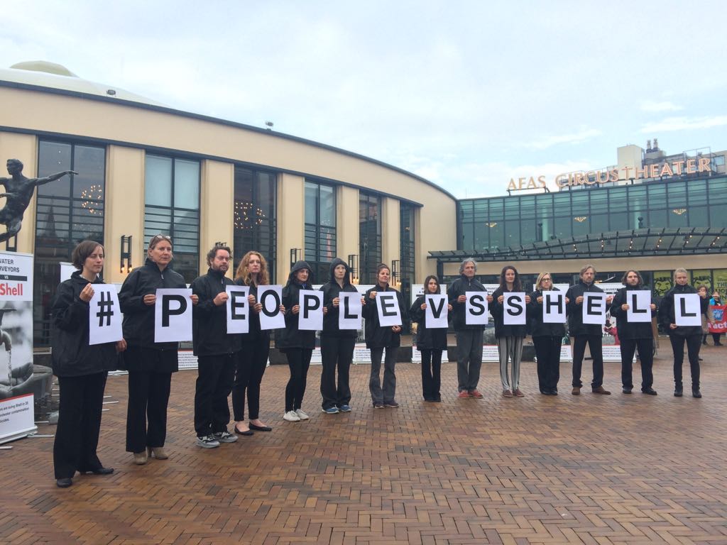 0jitske0's tweet image. Today we send a message to the sharehoulders of @shell - People over profit #PeoplevsShell