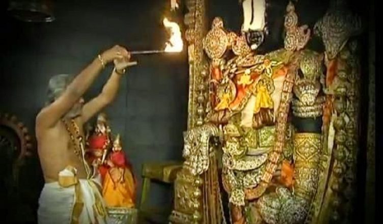 ssreddy_alla's tweet image. అసలు టిటిడి వ్యవహారంపై సీబీఐ ఎంక్వైరీ వేయమంటే, దీక్షుతులు టీషర్ట్ వేసుకున్నాడు, మనవడ్ని తీసుకొచ్చాడు, రాజకీయ నాయకులతో ఫొటోలు దిగాడు. దీని వెనుక వైయస్ జగన్ ఉన్నాడు అంటారేగాని, మేం తప్పు చేయలేదు. ఎంక్వైరీకి మాకు అభ్యంతరం లేదు అని ఒక్కడు చెప్పడే?
#TDP #CrookedCBN  #TTDControversy